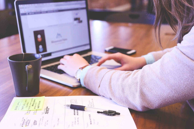 online inkasso kostenlos frau laptop beispielbild