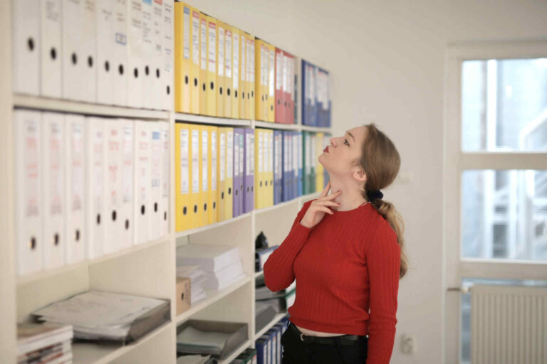 inkasso beauftragen buchhaltung frau ordner beispielbild